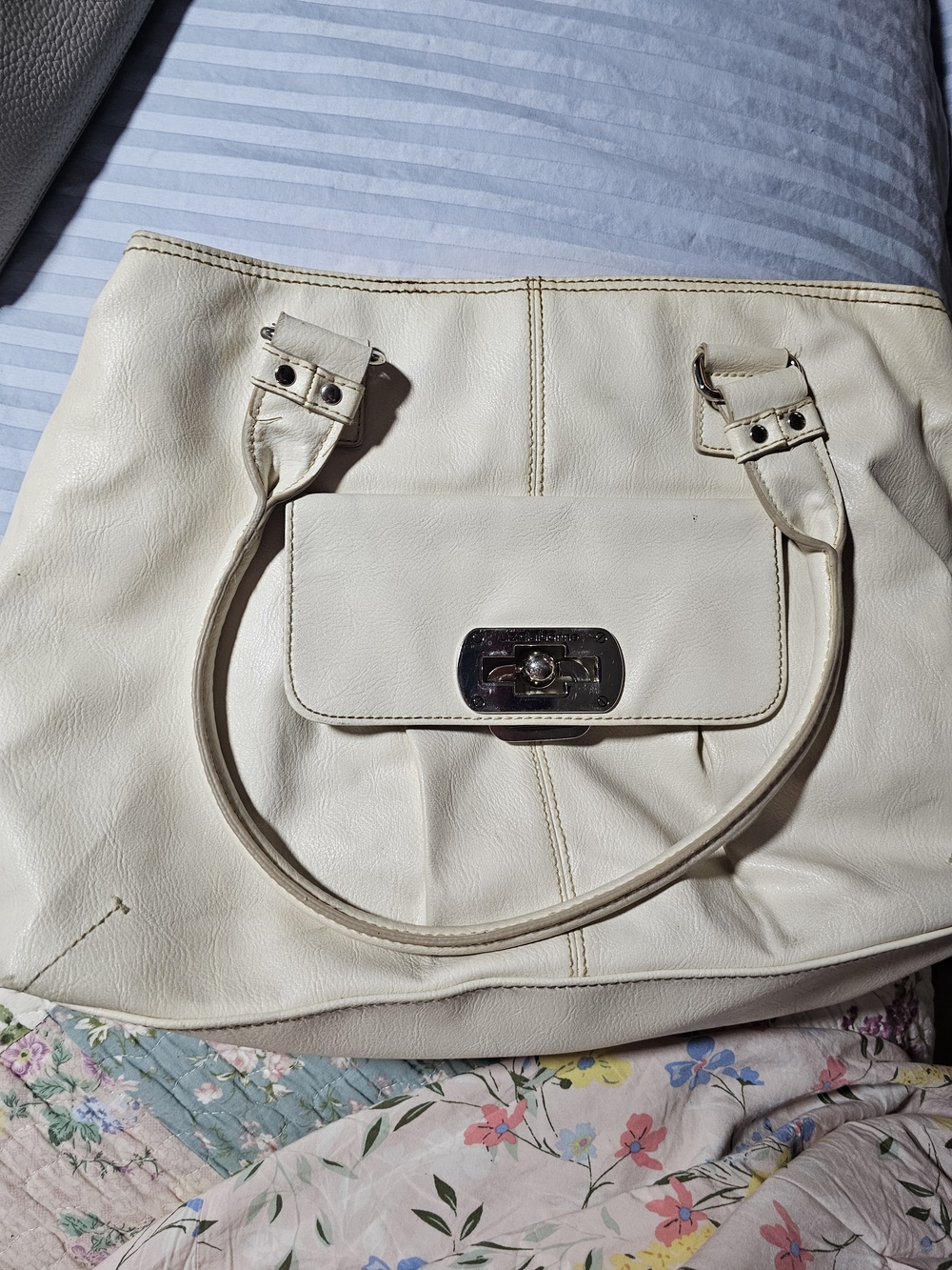 0Classic Cream Leather Shoulder Bag - Liz Clariborne